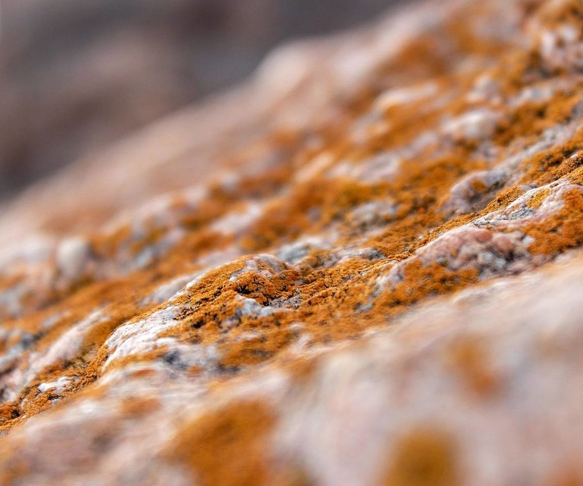 Ustalar mermer desen ve granite üzerinde çalışıyor